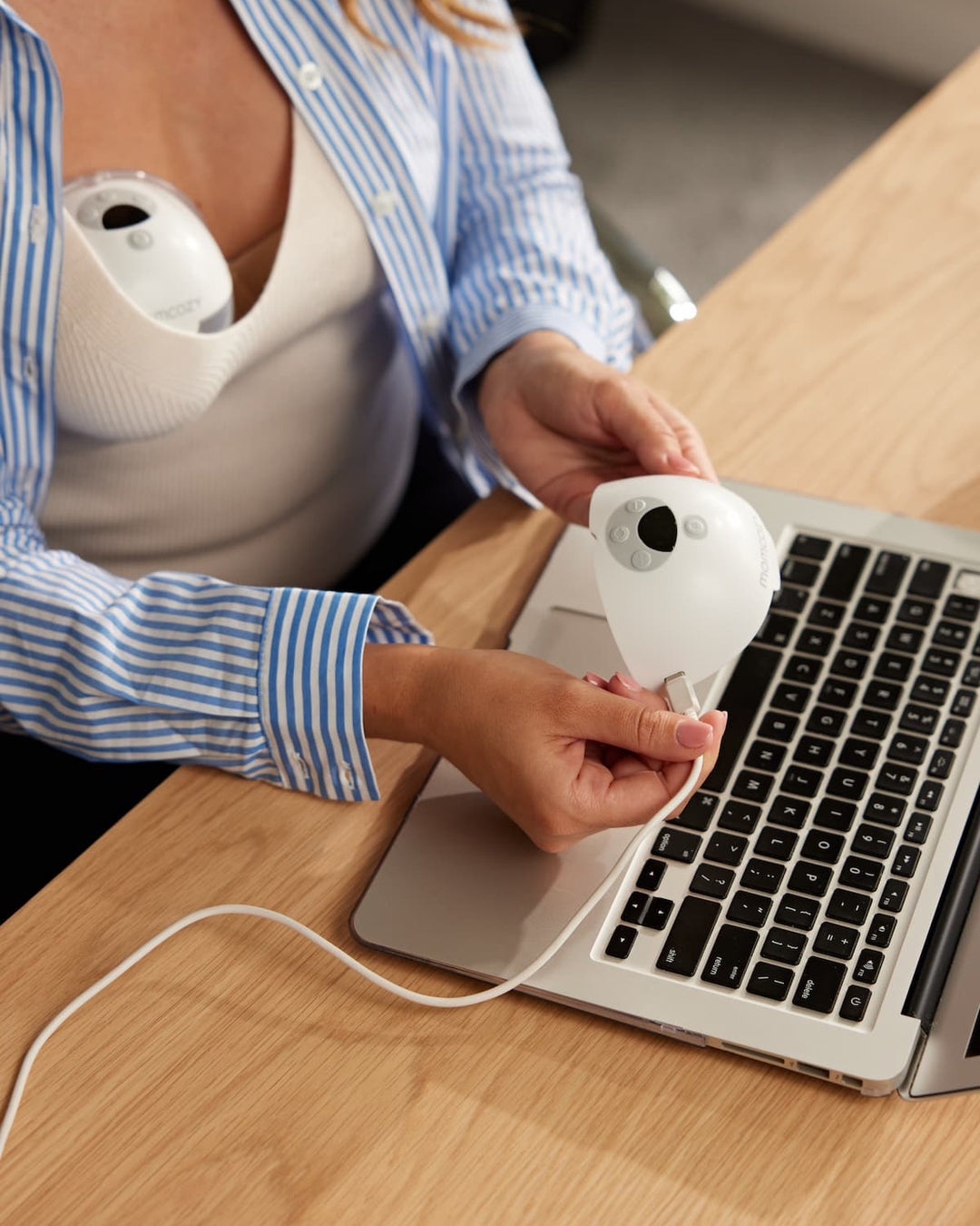 Momcozy M5 brystpumpe lades enkelt med USB-C